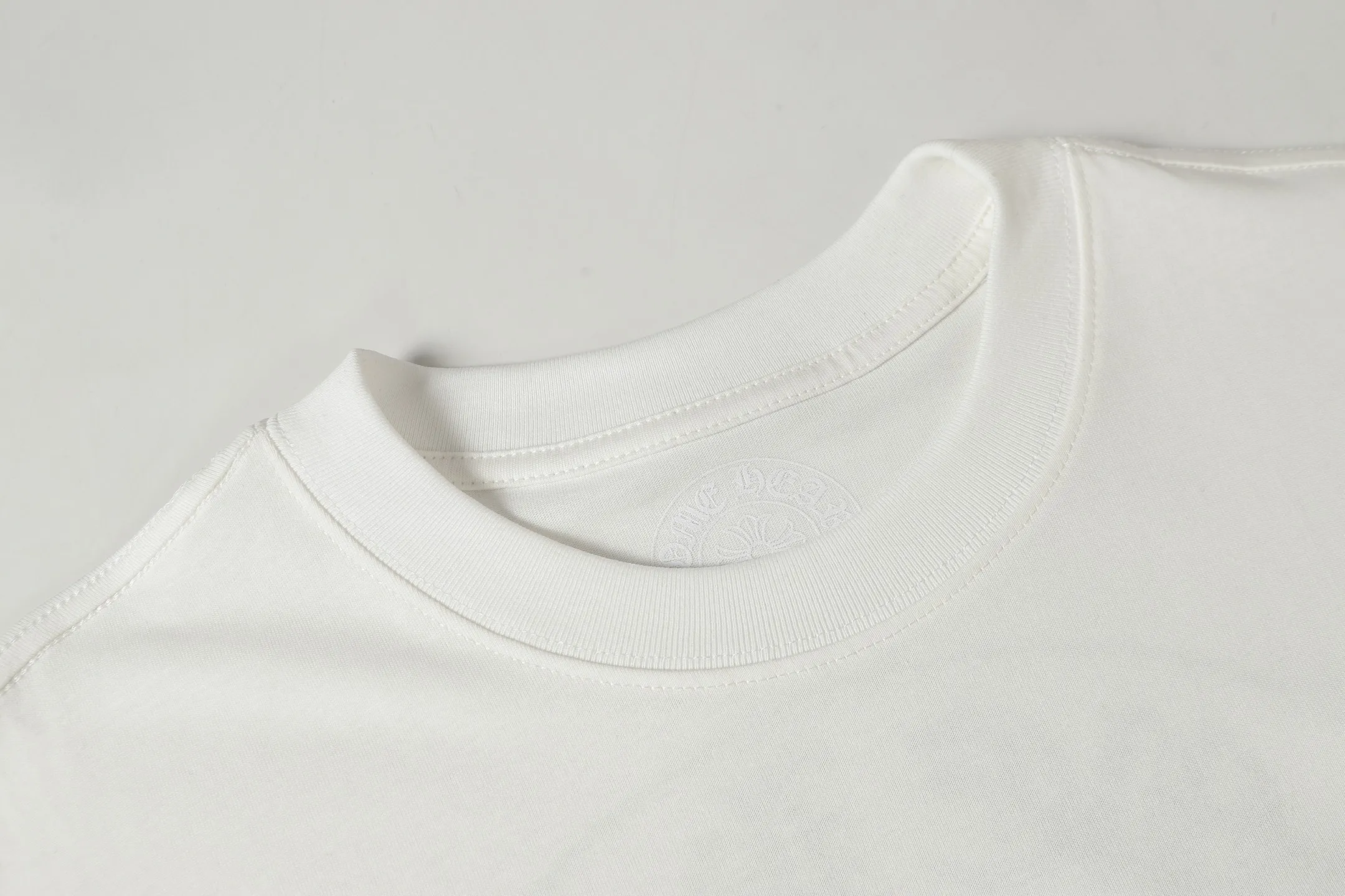 P140 Cross-border model, please do not place an order if you are pursuing quality -Chrome Hearts/Chrome Hearts 24ss classic horseshoe print popular short-sleeved T-shirt -High weight, high density and high quality. The wool is soft, delicate and skin-friendly. It feels soft and silky. It has excellent warmth and skin-friendly properties. -Customized weaving and dyeing, no color difference. No matter the fabric or workmanship details, it beats the ordinary version on the market. -Colour: black white -Size: S M L XL